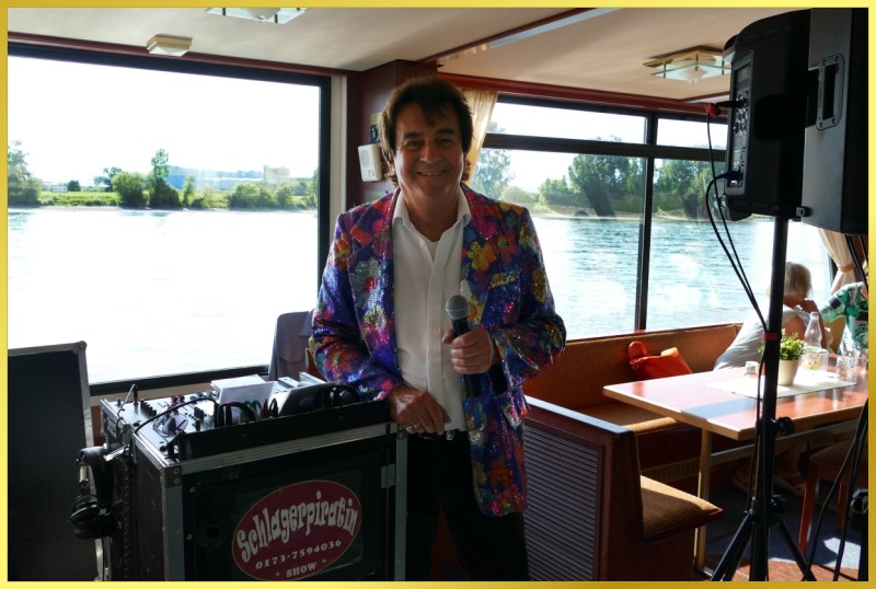 Ian auf einem Dampfer hinter der Technik.