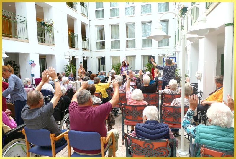 Konzert f�r Senioren. Schlagerpiratin singt.