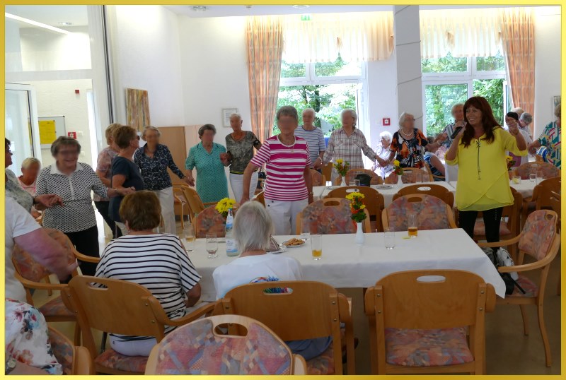 Die Schlagerpiratin singt ein Schunkellied. Alles schunkelt.