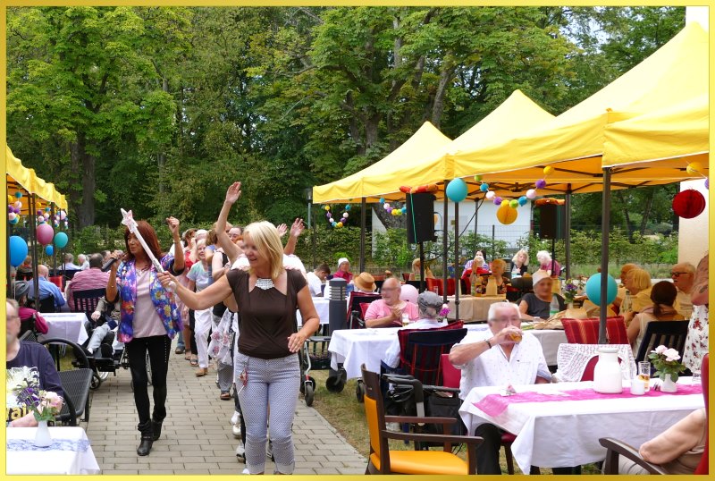 Open Air Sommerfest mit Zelten und Musik.