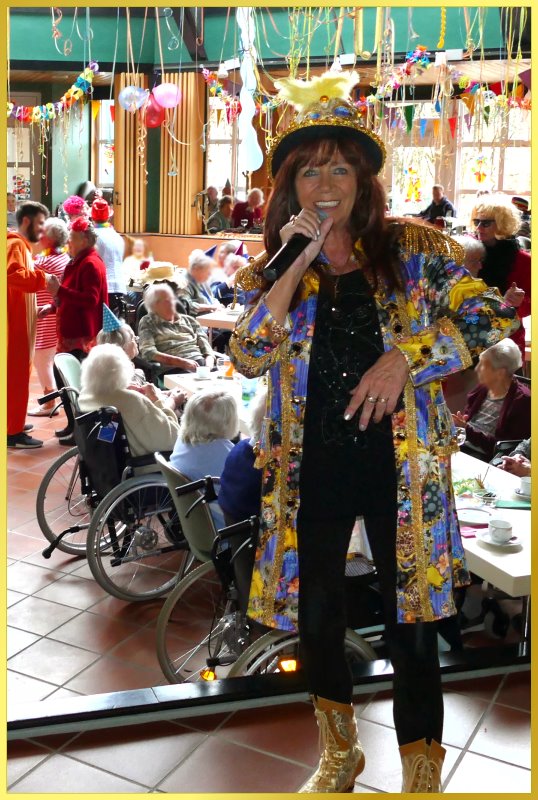 Die Schlagerpiratin im Karnevalslook, lacht in die Kamera.