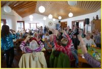 Alle H�nde hoch im Saal beim Fr�hlingsfest.