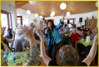 Alle winken. Schlagerpiratin singt.