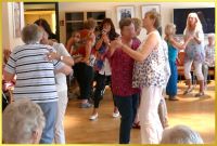 Es wird getanzt. Marina singt.