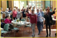 Schlagerpiratin im Piratenlook singt.