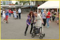 Foto mit Schlagerpiratin und einer netten Seniorin.