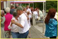 Schlagerpiratin singt. Publikum tanzt.