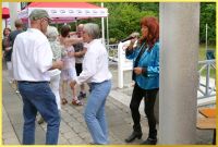 Tanzendes Publikum beim Auftritt auf der Terrasse.