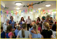 Kindertanzgruppe beim Sommerfest.