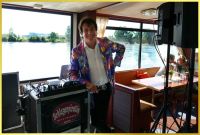 Schatzi steht l�ssig am Pult auf dem Dampfer.