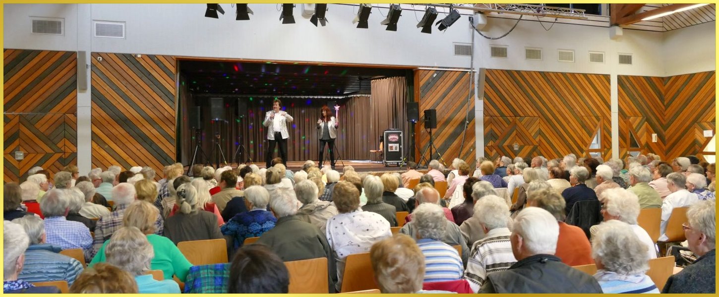 Voller gro�er Saal, Ian ud Marina auf der B�hne im Einsatz!