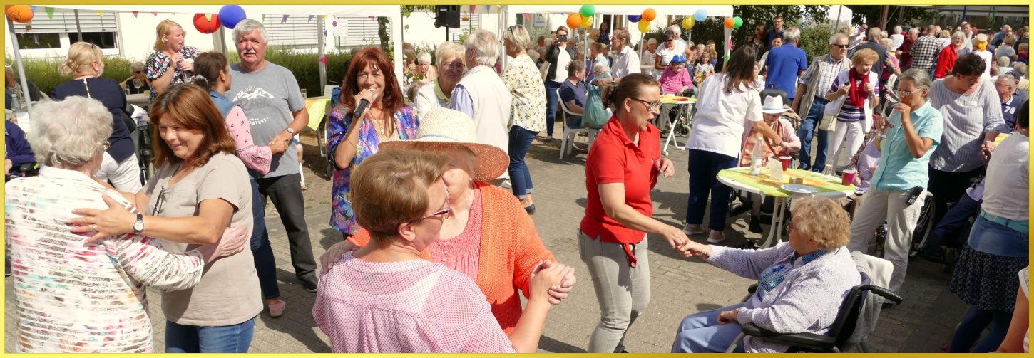 Tag der offenen T�r. Schlagerpiratin singt zwischen tanzenden und feiernden Menschen Open Air