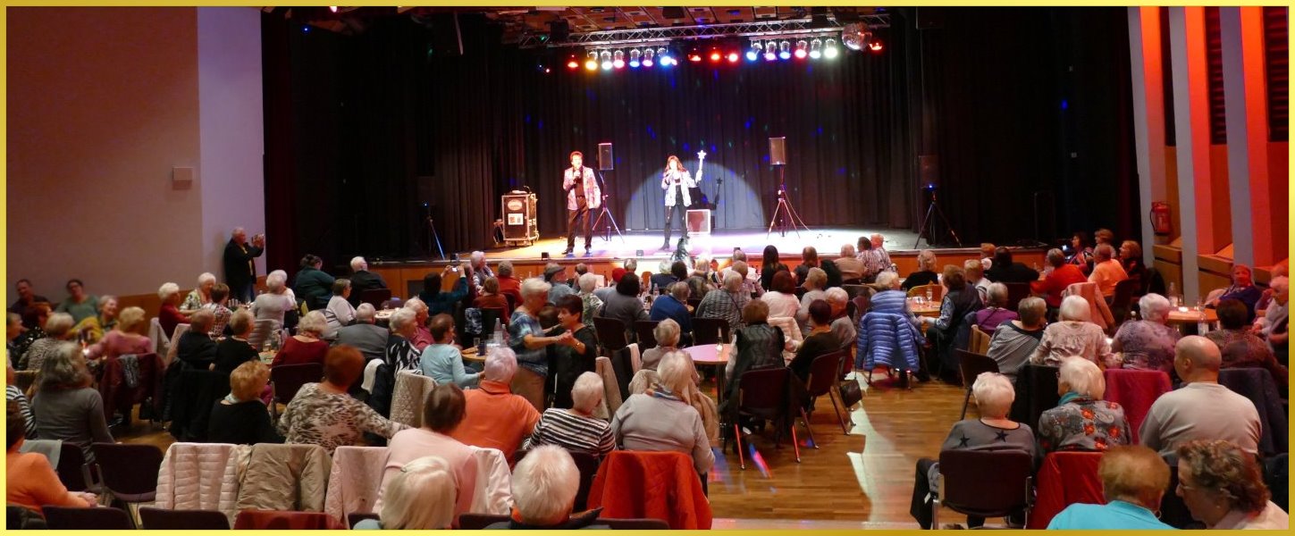 Schatzi und die Schlagerpiratin auf der B�hne im vollbesetzten Saal.