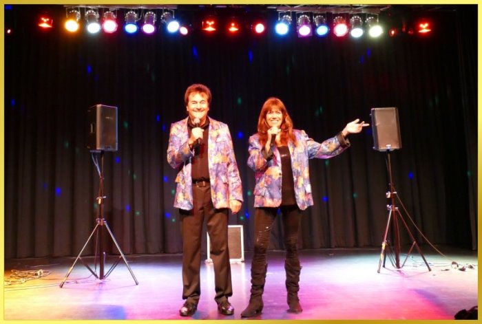 Schatzi und die Schlagerpiratin l�chelnd auf der gro�en B�hne, bei buntem Scheinwerferlicht!