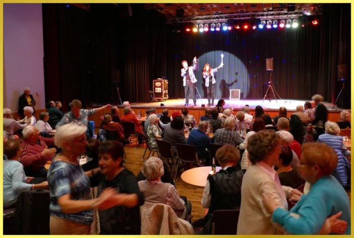 Schatzi und die Schlagerpiratin in Aktion auf der B�hne. Publikum tanzt teilweise.
