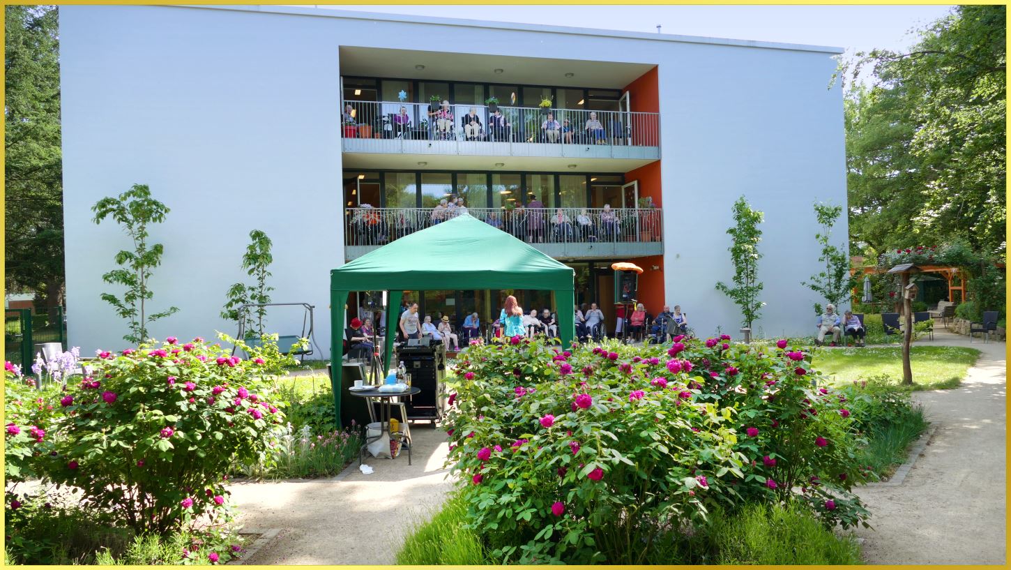 Balkonfest mit Schlagers�ngerin Marina.