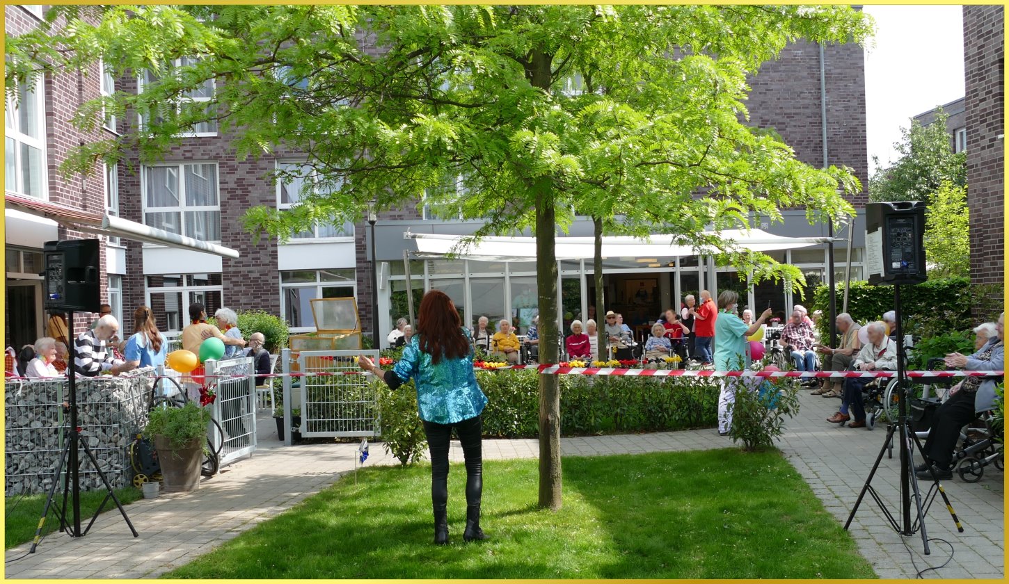 Die Schlagerpiratin singt im Garten und das Publikum guckt auf Abstand zu!