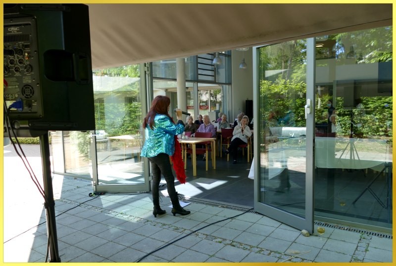 Die Schlagerpiratin singt mit Abstand zum 100sten Geburtstag.