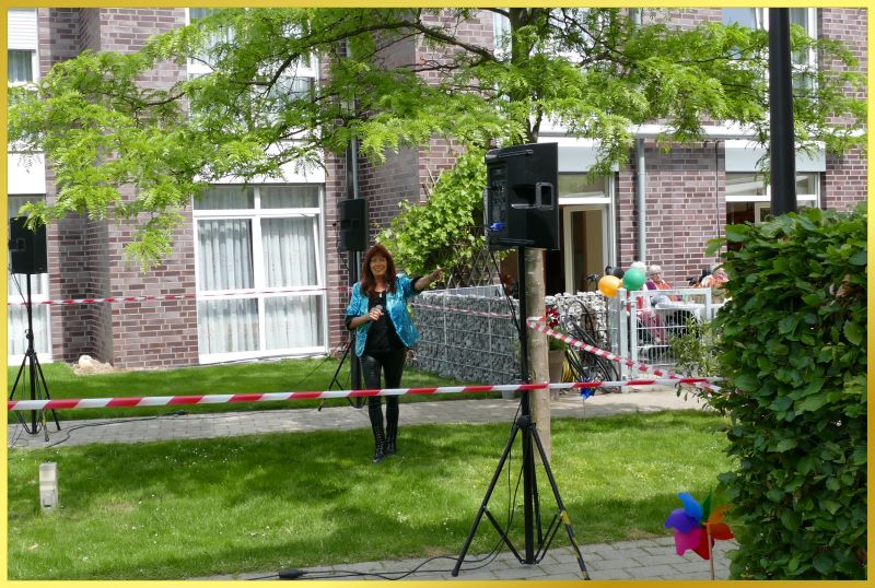 Schlagers�ngerin Marina singt hinter Absperrung im Garten