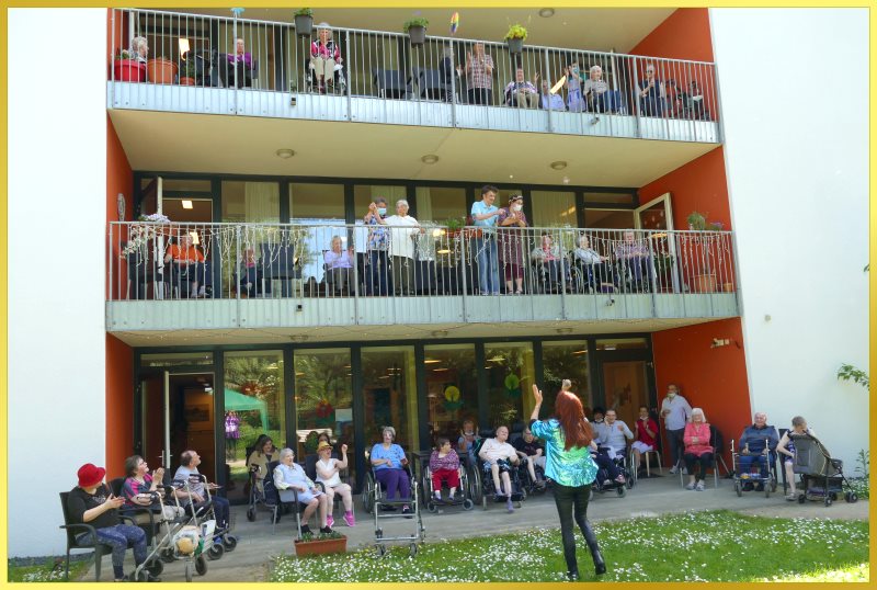 S�ngerin beim Balkon-Konzert.