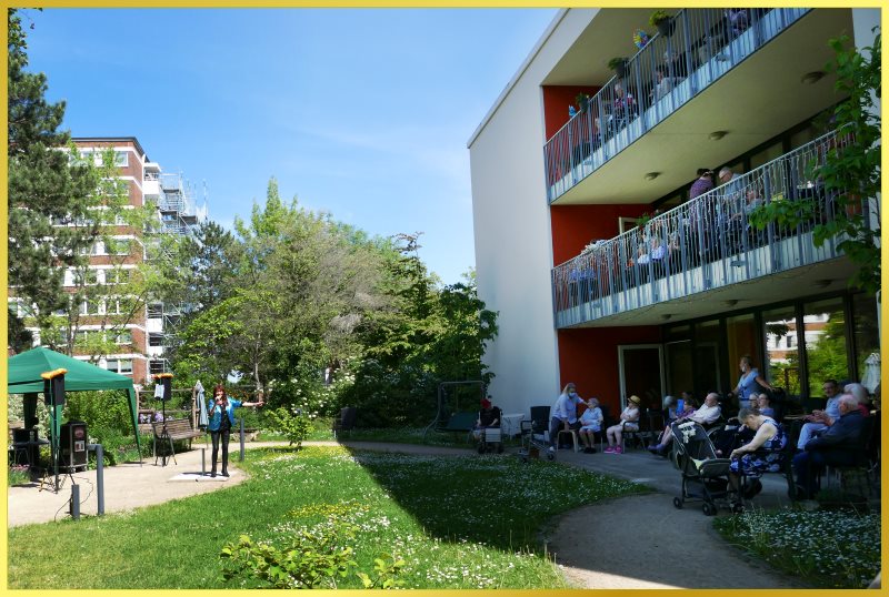 Die Schlagerpiratin im Garten beim Balkonkonzert.