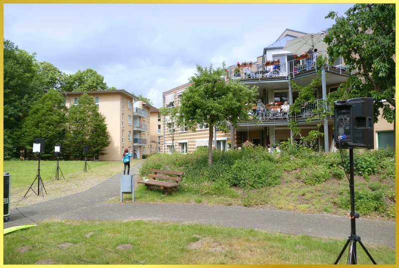 Gro�e Gartenanlage mit Balkong�sten. Marina singt.