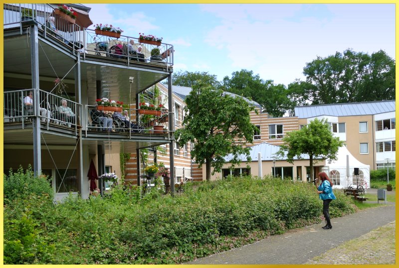 Schlagerpiratin singt �ber die Hecke im Garten.