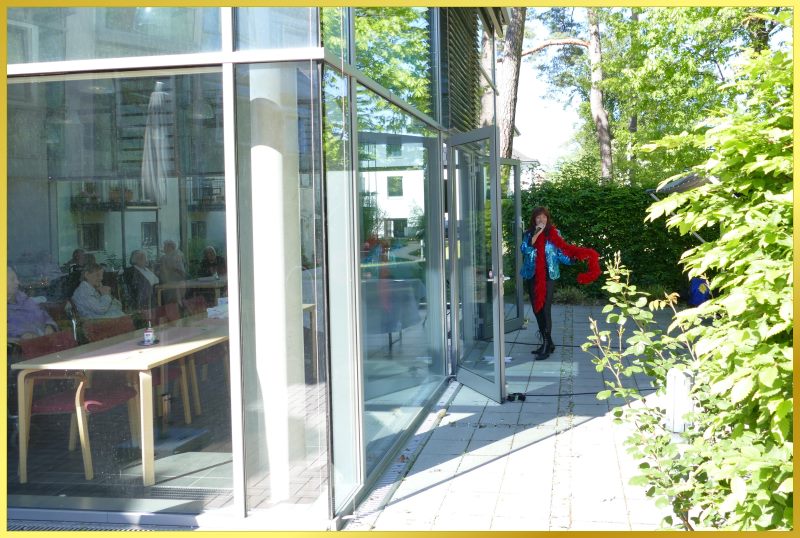 Kontaktfreier Auftritt der Schlagerpiratin zum 100sten Geburtstag.