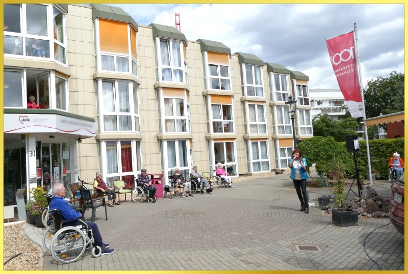 Hofkonzert mit S�ngerin.