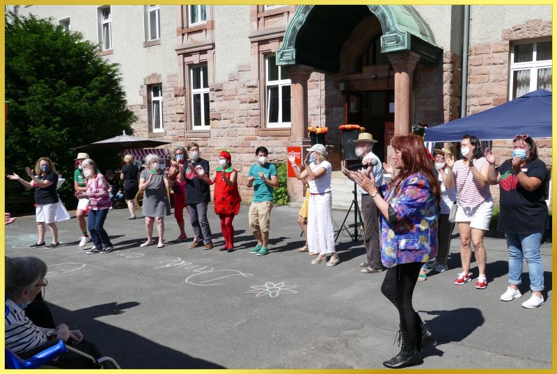 Marina singt, alle klatschen mit.