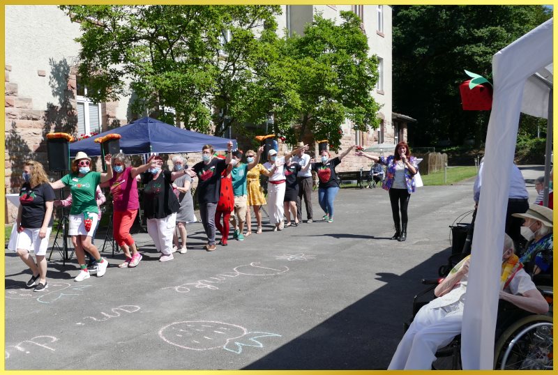 Polonaise mit Mundschutz