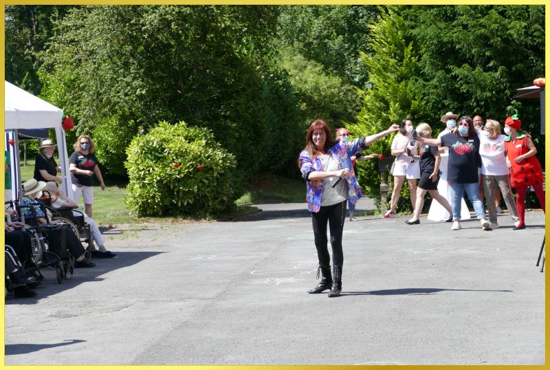 Schlagerpiratin schunkelt beim Erdbeerfest.