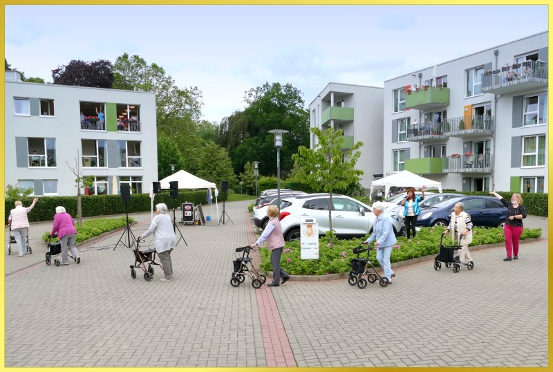 6 Damen mit Rollator machen eine Polonaise mit Abstand