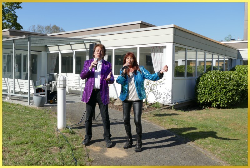 Die Schlagerpiratin und Schatzi Ian singen im Garten.