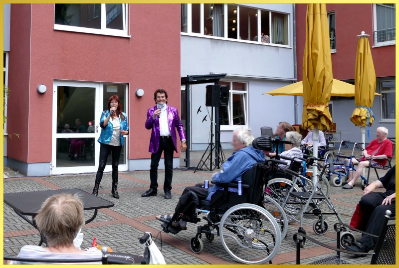 Die Schlagerpiratin und Schatzi singen beim Hofkonzert.