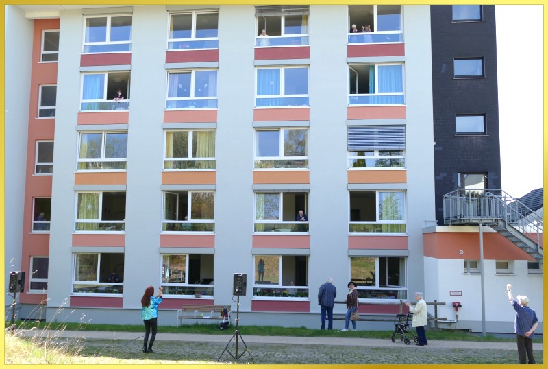 Schlagers�ngerin Marina singt vor dem 5st�ckigen Geb�ude.