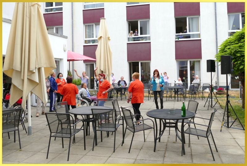 Fr�hliches Hofkonzert mit Schlagerpiratin.