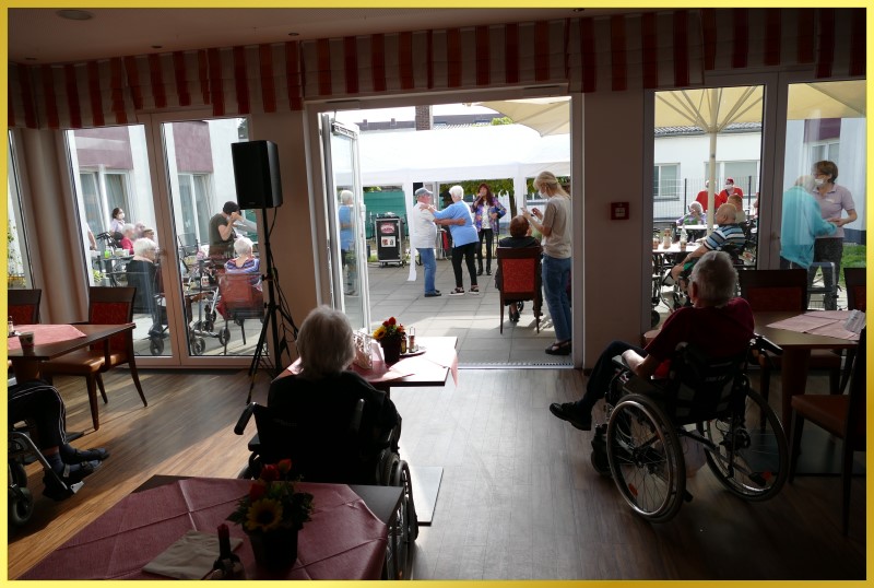 Marina singt im Hof. Es wird getanzt.