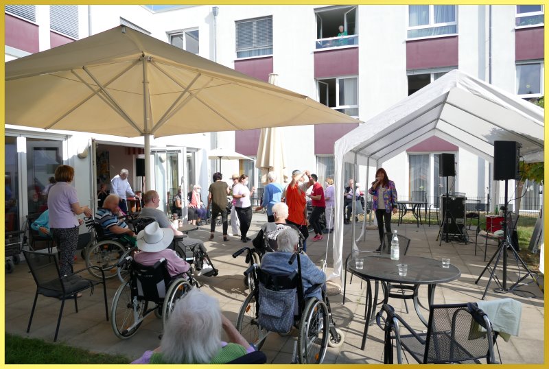 Balkon-Hofkonzert mit Schlagerpiratin.