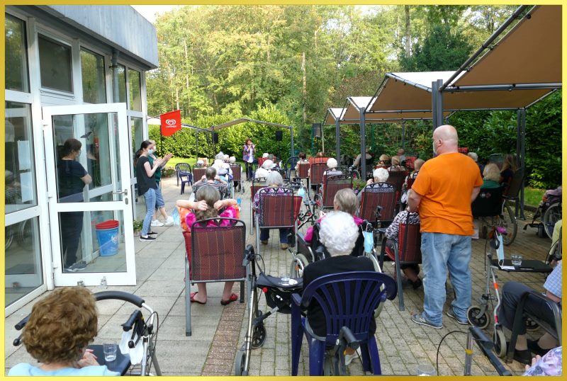 Schlagerpiratin beim Sommerfest.