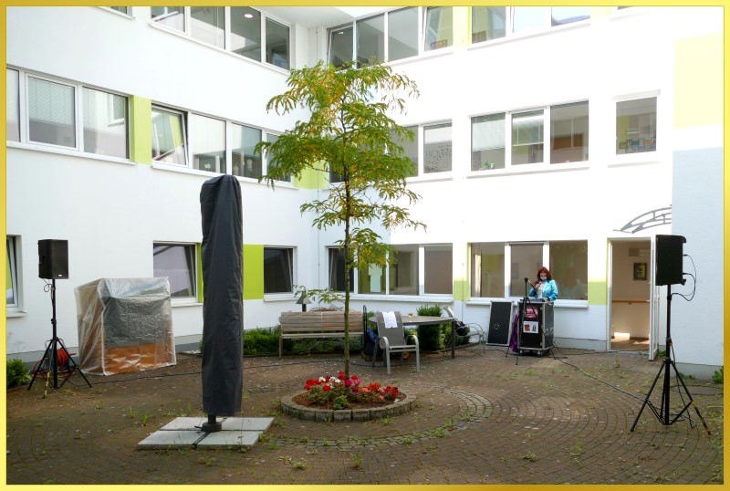 Schlagerpiratin alleine im Hof vor dem Auftritt.