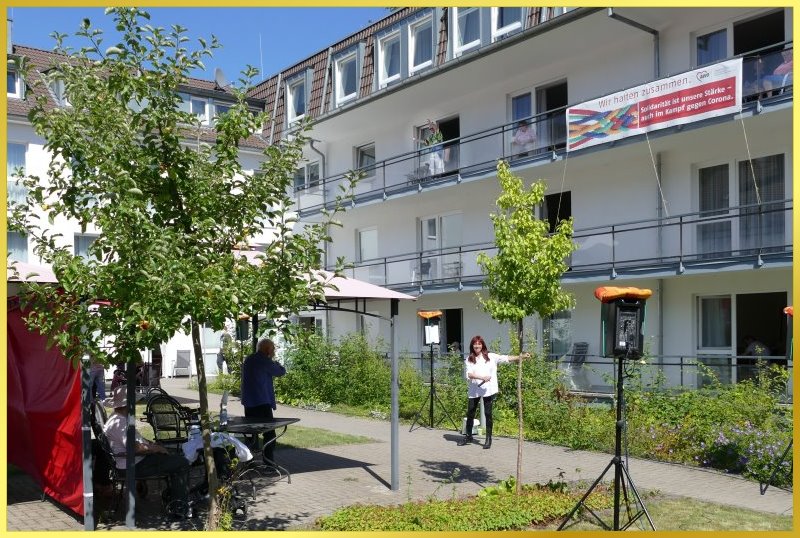 Gartenkonzert bei 32 Grad. Schlagerpiratin schunkelt.