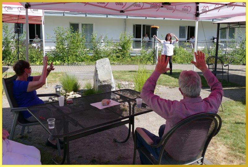 Schlagerpiratin in der Gartenanlage.