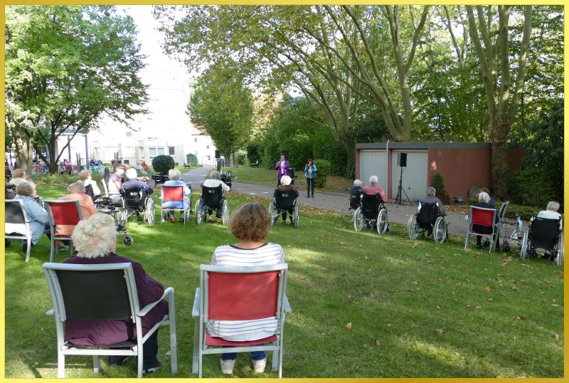 Schatzi und die Schlagerpiratin singen beim Gartenkonzert.