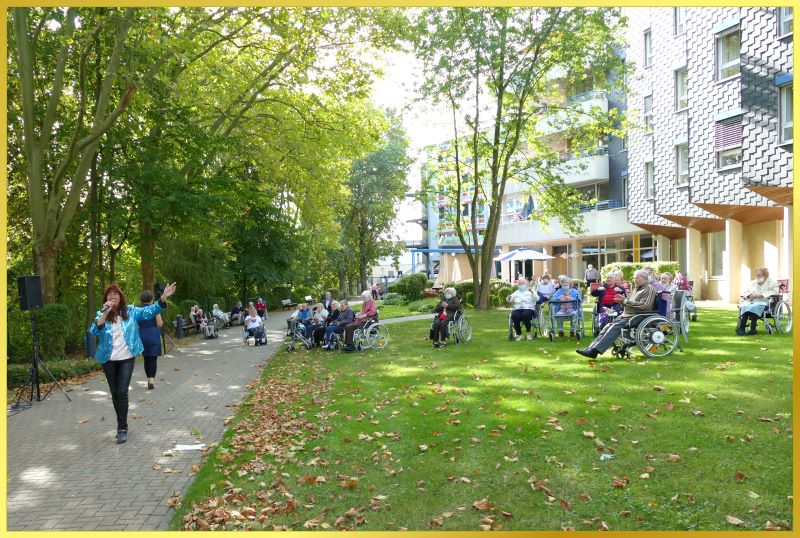 S�ngerin singt Schlager f�r Senioren