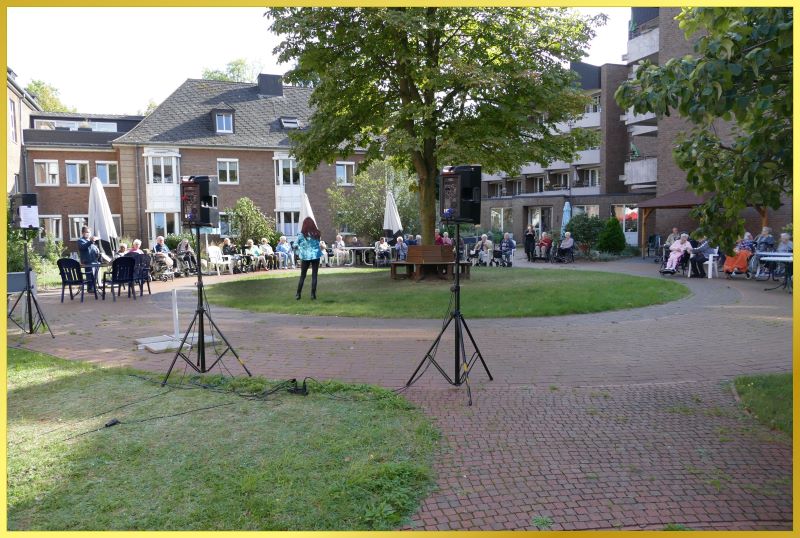 Marina singt Schlager f�r Senioren.