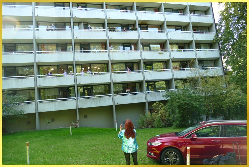 Schlagerpiratin singt vor einem Hohhaus