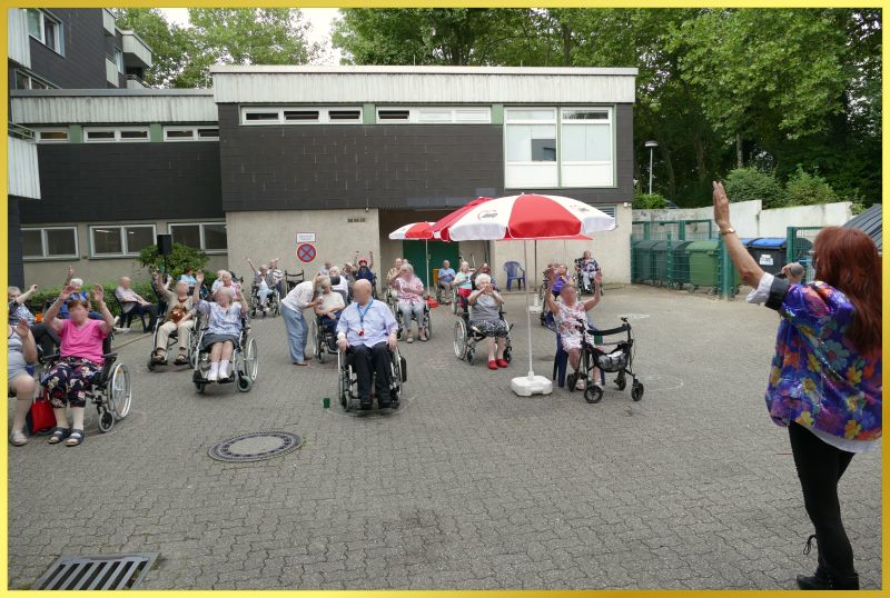 Schlagerpiratin singt im Hof f�r Senioren im Rollstuhl.