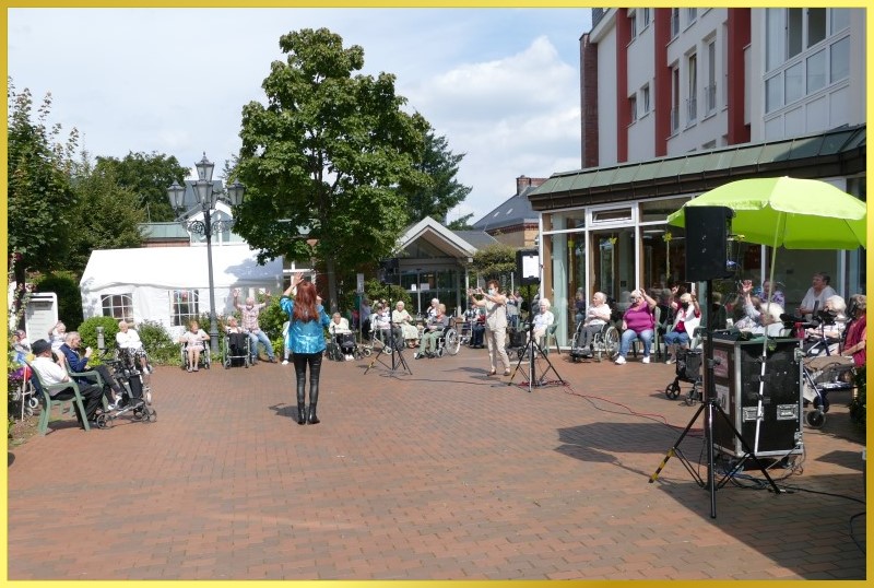 S�ngerin im Paillettenoutfit in Aktion.