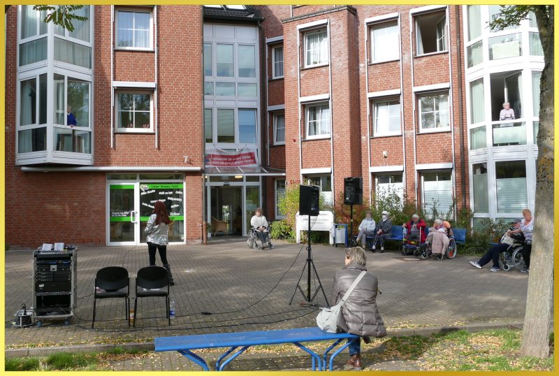 Fensterkonzert mit Schlagerpiratin.